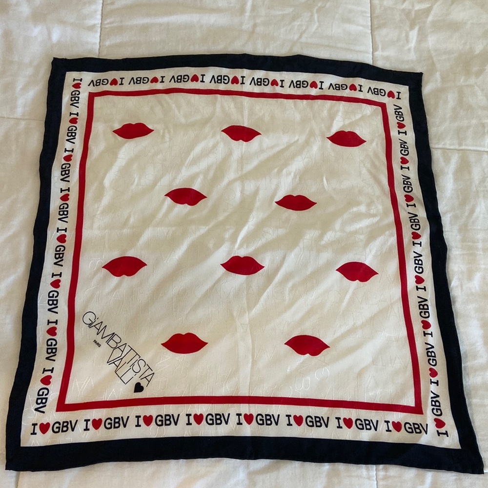 Cute lip detailed bandana